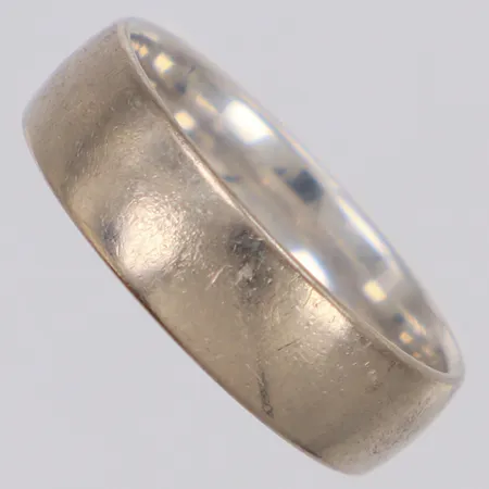 Ring, slät stl: 18½, gravyr, repor, vitguld 18K Vikt: 7,2 g