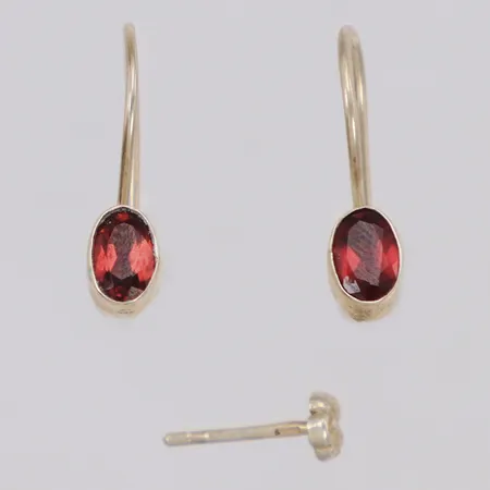 Ett par örhängen med rödlila stenar längd 20mm, 1 udda örhänge, 925/1000 silver Vikt: 1,4 g