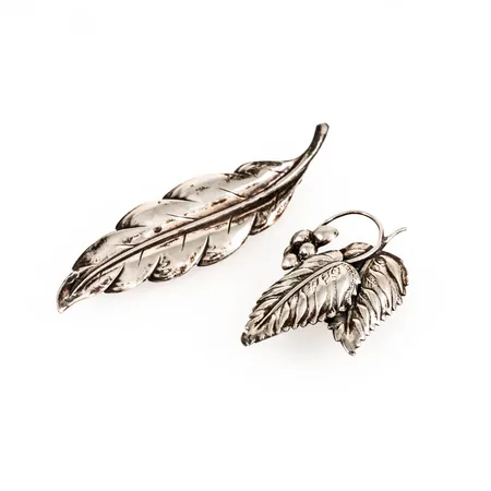 2 broscher löv mått 44x26mm och 73,5x19mm, silver 830/1000 9,4g.