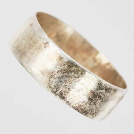 Ring stl:18¼, bredd 6mm, ostämplat silver Vikt: 1,8 g