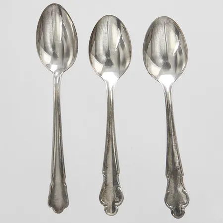 2 Mockaskedar modell: Disa, längd: 102mm, 1 Mockasked modell: Chippendale, längd: 107mm, svenska stämplar, silver 830/1000 Vikt: 28,3 g