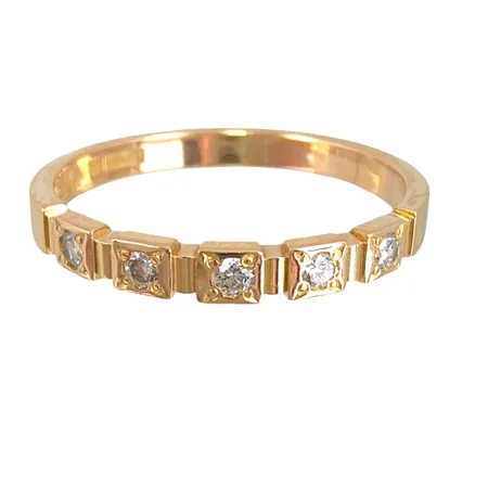 Diamantring i 18K guld, Diamanter 5 x 0,03ct - graverad 0,15ct, Markströms Guldsmeds Ab (MGAB), svensk kontrollstämpel, stl:20,0 mm, bredd 2,7 mm Vikt: 3,4 g