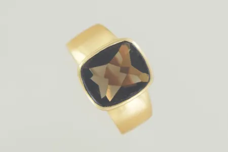 Ring 60-tal med sten stl:20 bredd 13,5 mm, 18K  Vikt: 5,7 g