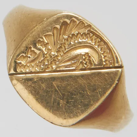 Klackring med mönstergravyr stl:15½, bredd: 2,4-10,7mm, engelska stämplar, 9K Vikt: 2,8 g