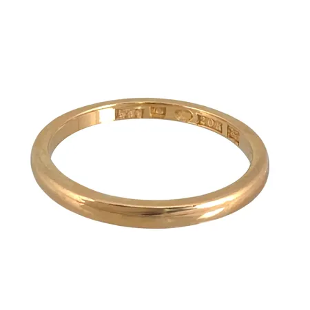 Ring i 20K guld, slät modell, stl: 18¼ mm, bredd 2 mm, gravyr Vikt: 3,1 g