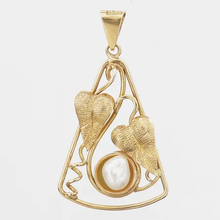 Hänge med barock pärla, höjd 35mm, bredd 20mm, tillverkad av Wilhelm Harbeck, Stockholm 1946, 18K guld Vikt: 2,7 g