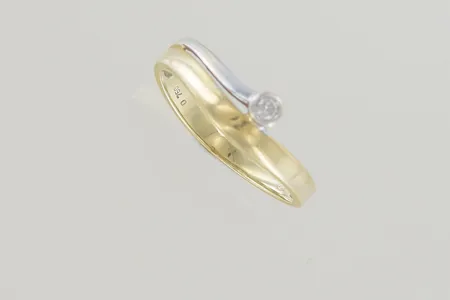 Ring med diamant 0,03ct stl: 17½ , 18K  Vikt: 2,4 g