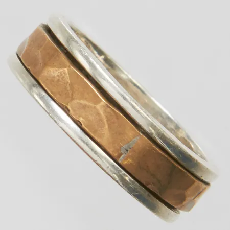 Ring tvåfärgad stl:17¾, bredd: 6,4mm, ytterringen går att snurra, slitage, silver 925/1000 Vikt: 5,6 g