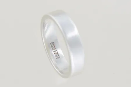 Ring stl:19¼ bredd 5 mm, silver 925/1000 Vikt: 5,2 g