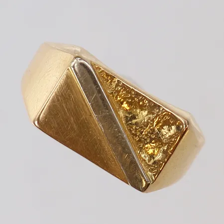 Klackring med vitguldsdetalj stl:19½ bredd 9,6mm 18K Vikt: 3,3 g