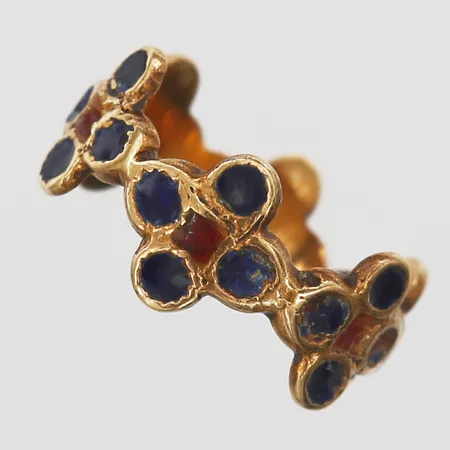 Ring med emaljarbete, stl 16, bredd 10mm, ställvis defekt emalj, 18K. Vikt: 3,2 g