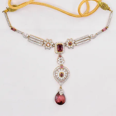 Collier med snören och vita/lila stenar längd ca 70cm limmad/lagad sten 18K, bruttovikt 26,1g Vikt: 26,1 g
