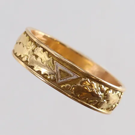 Ring med dekor stl:20 bredd 5,5mm gravyr 18K. Vikt: 5,9 g