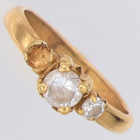 Ring vita stenar stl:17½ Guldfynd, saknar en sten, vikskador på bandet, 18K Vikt: 1,2 g