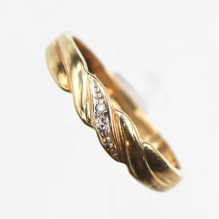 Ring med sten, stl:17, bredd ca 2-3,6mm, ojämn skena, 14K. Vikt: 1,8 g