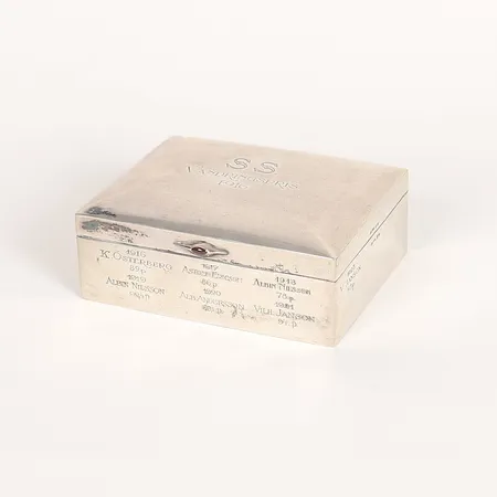 Del av skrin med detalj i 8K guld, längd 15cm, bredd 12cm, höjd 5cm, gravyrer, defekt, delar saknas, silver 830/1000 Vikt: 382,1 g