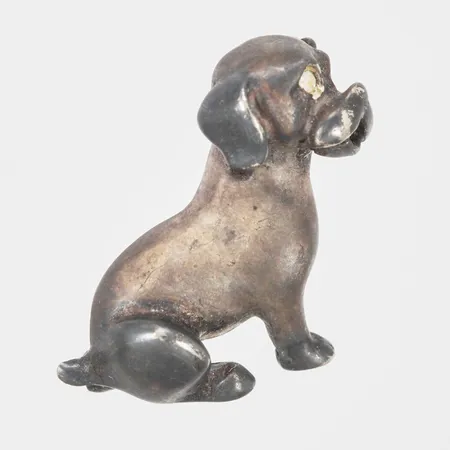 Hänge i form av en hund med vit sten, defekt låsanordning, höjd 27mm, bredd 25mm, silver 830/1000 Vikt: 5,8 g
