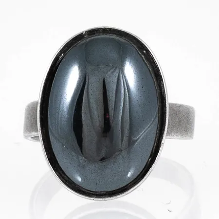 Ring med en hematit stl:16¾ (justerbar i storlek) bredd 3,5-19mm, silver 925/1000 5,7g. 