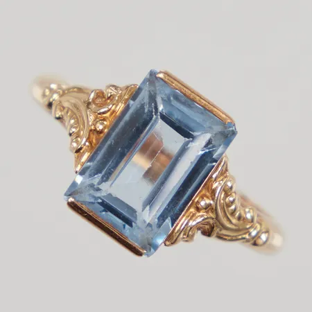 Ring med blå sten stl 19½, bredd 2,8-12,6mm, 14K. Bruttovikt: 5,6g Vikt: 0 g