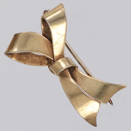 Brosch, rosett, längd 35mm, Gustaf Dahlgren &co, Malmö, år 1951, repor förgyllt 830/1000 silver Vikt: 3,7 g