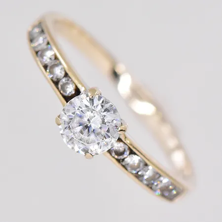 Ring stl 17½ GHA naggade vita stenar vitguld bör omrodieras 18K Vikt: 1,9 g