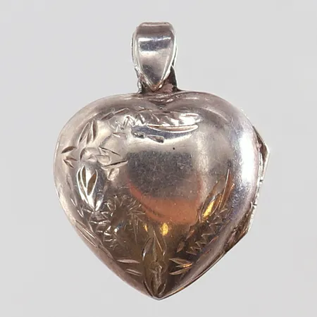 Medaljong med dekor 21x16mm ink ögla GHA Silver 925/1000. Vikt: 2,7 g
