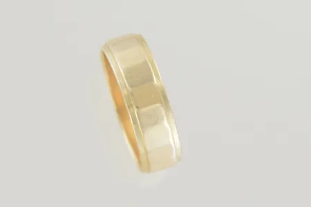 Ring år 69 stl:20½ bredd 7 mm, graverad 18K  Vikt: 8,3 g