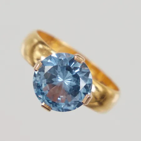 Ring med blå sten stl 16¾, bredd 4,6-10,8mm, gravyr, 23K. Bruttovikt: 6g Vikt: 0 g