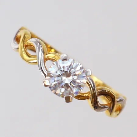 Ring med vit sten stl:18, bredd:5,6mm vitguldsdetaljer 21K Vikt: 2,8 g