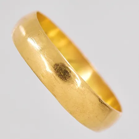 Ring stl:22½ bredd 5,5mm gravyr 18K Vikt: 4,7 g