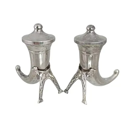 Ströare silver ett par, fornnordisk stil, höjd 6 cm, tillverkade av Ceson Guldvaru Ab Göteborg 1973, bruksskick, svag/diskret gravyr bokstaven "K" på hornets undersida Vikt: 34,5 g