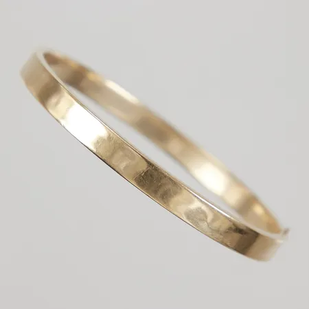 Armring öppningsbar, Ø ca 18cm, bredd 5,9mm, ihålig, bucklor, repor, 18K Vikt: 11,3 g