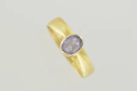 Ring med sten stl: 19½ , ojämn skena graverad 23K   Vikt: 3,8 g