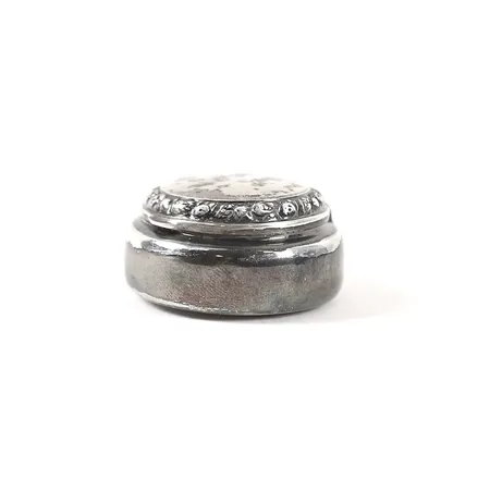 Pillerdosa med rocailler, Ø39mm, höjd 21mm, Nordin J L, Sollefteå 1921, silver 830/1000. Vikt: 14,9 g