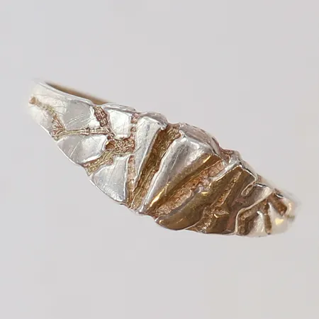 Ring med mönsterdekor stl:19¾ bredd 7mm silver 925/1000 Vikt: 2,2 g