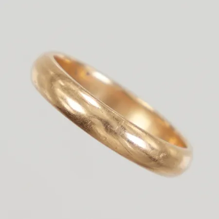 Ring stl 18¼, bredd 4mm, gravyr, 18K Vikt: 4,7 g