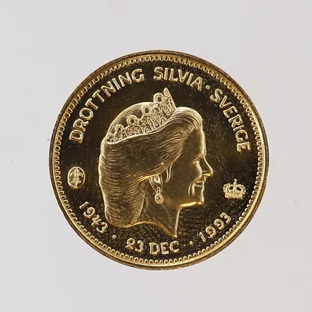 Minnesmynt Drottning Silvia Sveriges Riksbank år 1993 ca Ø21 mm nominellt värde 1000kr repigt defekt plastetui 21,6K Vikt: 5,8 g