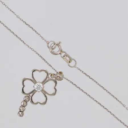 Collier med integrerat hänge, längd 42cm, bredd 1mm, hängets mått 25x14mm, vita stenar, vitguld, 18K Vikt: 2,3 g