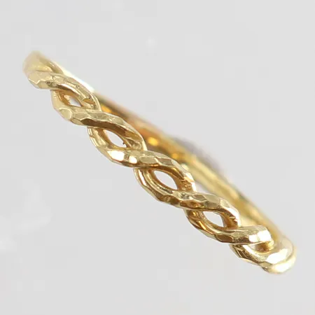 Ring med tvinnad dekor stl:19¼ bredd 1,5-2,5mm ihålig bucklig 18K.  Vikt: 1,8 g