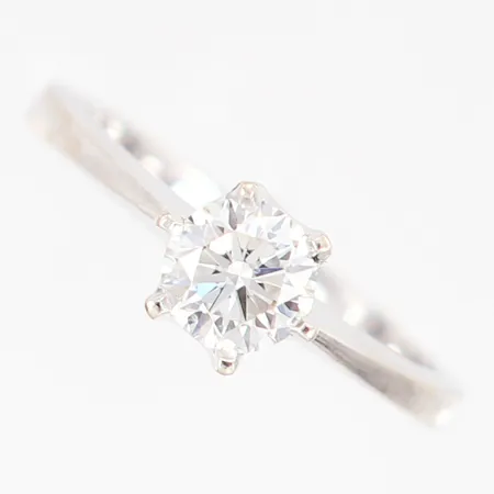 Ring vitguld med diamant 1 x 0,75ct kvalitet W(H)/SI enligt gravyr stl:16½, bredd: 2-6,5mm, GHA, kvalitetsintyg från Albrekts guld, 18K Vikt: 3,6 g