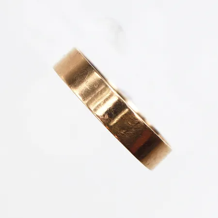 Ring, stl:14½, bredd ca 3,2, gravyr, 14K. Vikt: 0,8 g