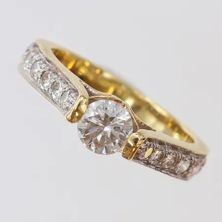 Ring med diamanter 1 x 0,35ct, 12 x 0,03ct, stl:15½ bredd 4,9mm 18K Vikt: 3,5 g