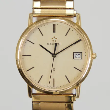 Herrur Eterna Ø ca 33mm, kvartsur, datum, gravyr, flexband i doublé, står stilla, 18K. Bruttovikt: 59,9g