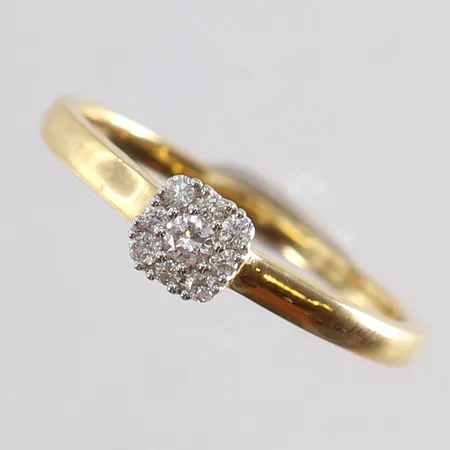 Ring med diamanter 1 x 0,05ct 8 x ca 0,02ct stl:19 bredd 1,8-5mm GHA 18K. Vikt: 3,1 g