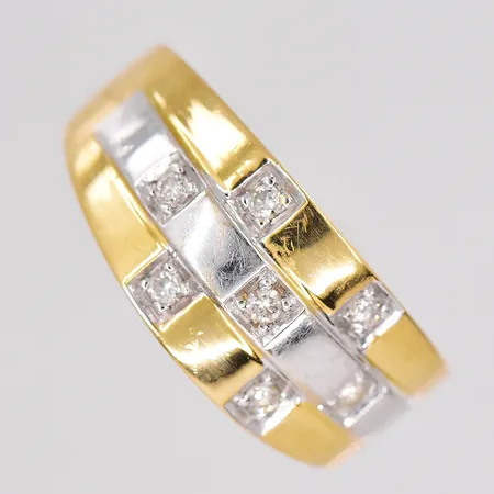 Ring diamanter ca 0,10ctv stl:18 bredd ovandel 9,6mm Guldfynd tvåfärgad 18K Vikt: 6,4 g