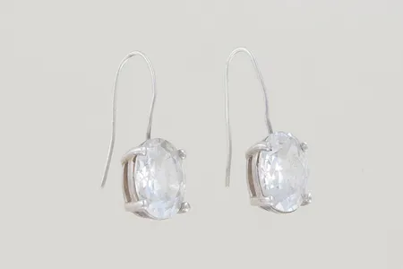Ett par örhängen med sten längd 2,2 cm bredd 4 mm, silver 925/1000  Vikt: 3,2 g