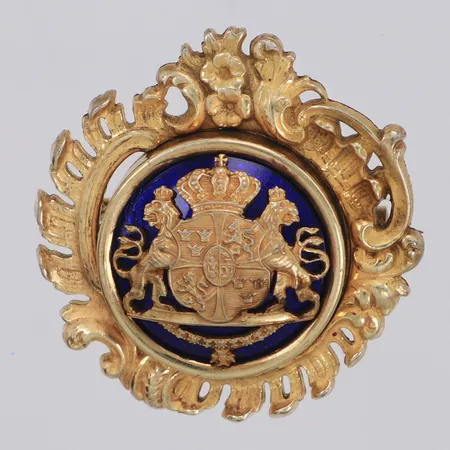 Brosch Stora Riksvapnet gravyr: Lilian, Sporrong & co år 1947, höjd ca 40mm, blå emalj, förgyllt 830/1000 silver Vikt: 26,7 g
