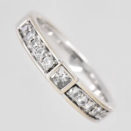 Ring diamanter ca 10x0,03ct prinsesslipad diamant ca 0,05ct stl:18 GHA vitguld bör omrodieras 18K Vikt: 5,4 g