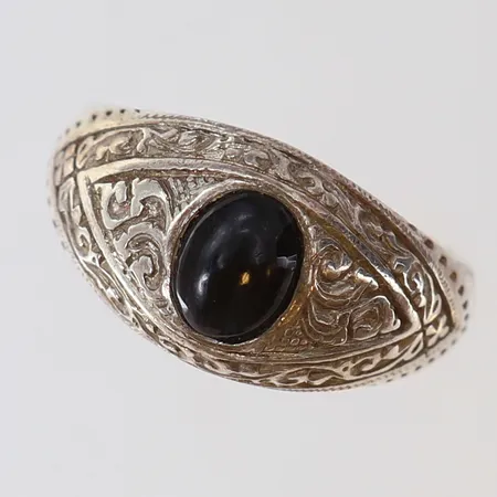 Ring med svart sten stl:20mm bredd 12mm silver 925/1000 Vikt: 6,5 g