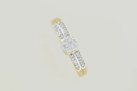 Ring med 27 diamanter 0,25ct stl: 19¼ bredd 4 mm, 18K Vikt: 3,7 g